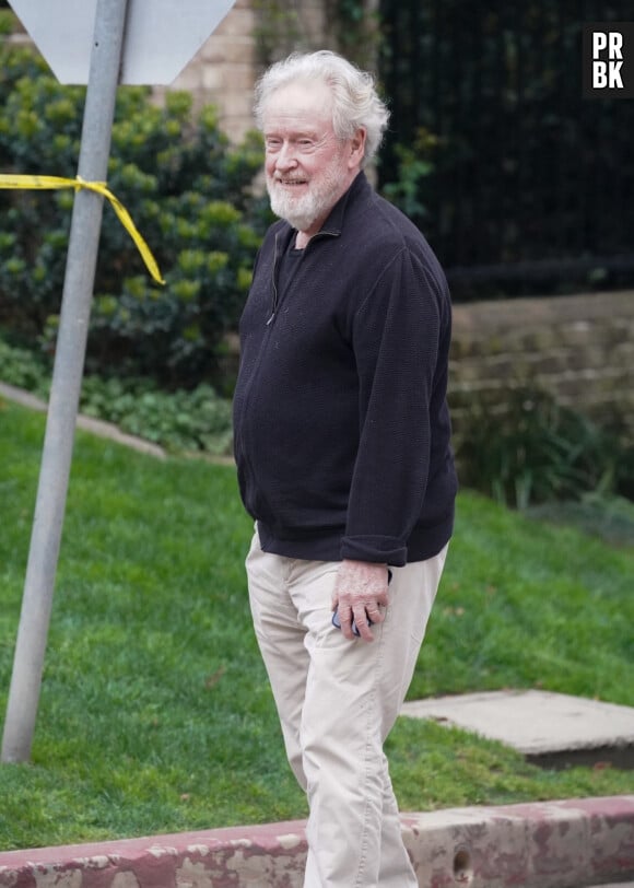 Los Angeles, - EXCLUSIF - Le cinéaste Ridley Scott semble frustré d'essayer de se rendre chez lui près de chez lui, près de chez P. Diddy, suite à la descente d'aujourd'hui au domicile du rappeur. Sur la photo : Ridley Scott