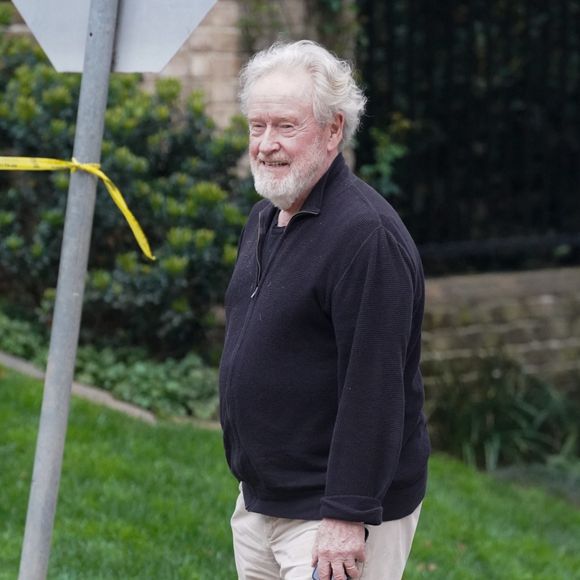 Los Angeles, - EXCLUSIF - Le cinéaste Ridley Scott semble frustré d'essayer de se rendre chez lui près de chez lui, près de chez P. Diddy, suite à la descente d'aujourd'hui au domicile du rappeur. Sur la photo : Ridley Scott