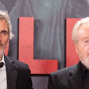 Joaquin Phoenix et Ridley Scott lors de la première du film "Napoléon" au Musée du Prado, le 20 novembre 2023, à Madrid (Espagne).