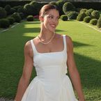 "Indigne du statut de Miss" : Iris Mittenaere choque avec des photos jugées "vulgaires", ses fans la défendent ! "Elle a un corps sublime, pourquoi devrait-elle le cacher ?"
