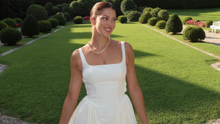 "Indigne du statut de Miss" : Iris Mittenaere choque avec des photos jugées "vulgaires", ses fans la défendent ! "Elle a un corps sublime, pourquoi devrait-elle le cacher ?"