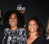 Betsy Beers, Shonda Rhimes, Debbie Allen, Krista Vernoff - Les acteurs de 'Greys Anatomy' réunis pour fêter la diffusion du 300ème épisode de la série au restaurant TAO à Hollywood, le 5 novembre 2017.