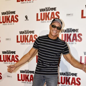 Jean-Claude Van Damme fait le show lors de l'avant-première du film "Lukas" à Paris.