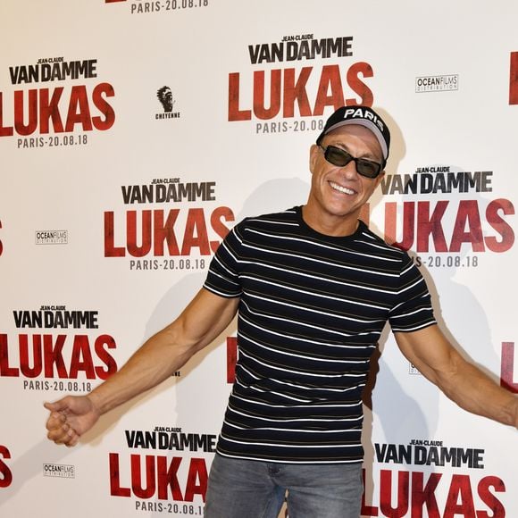 Jean-Claude Van Damme fait le show lors de l'avant-première du film "Lukas" à Paris.