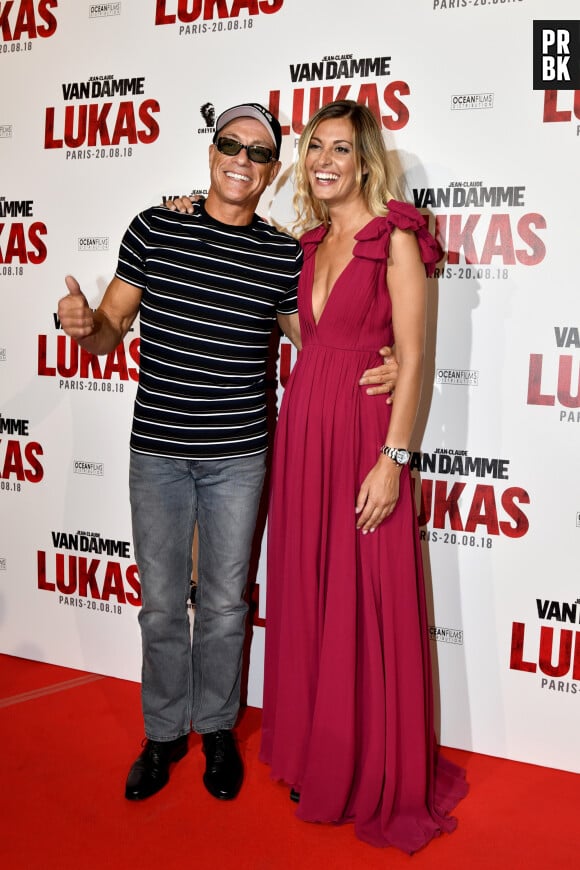 Jean-Claude Van Damme, Sveva Alviti lors de l'avant-première du film "Lukas" à Paris.