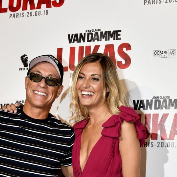 Jean-Claude Van Damme, Sveva Alviti lors de l'avant-première du film "Lukas" à Paris.