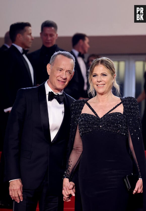 Tom Hanks et sa femme Rita Wilson - Descente des marches du film Asteroid City lors du 76ème Festival International du Film de Cannes, au Palais des Festivals à Cannes. © Jacovides-Moreau / Bestimage