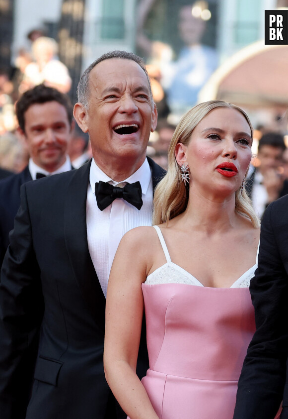 Tom Hanks, Scarlett Johansson - Montée des marches du film Asteroid City lors du 76ème Festival International du Film de Cannes, au Palais des Festivals à Cannes. © Jacovides-Moreau / Bestimage