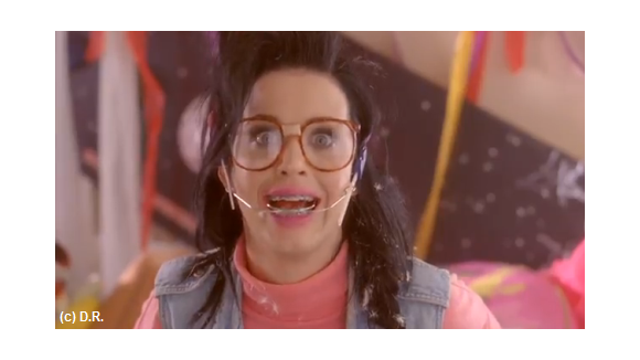 Katy Perry VIDEO ... avec un appareil dentaire pour le clip de Last Friday Night
