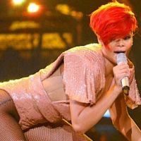 Rihanna ... elle tombe pendant sa présentation (VIDEO)