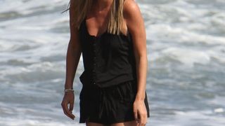 Nicky Hilton : à la plage, elle éclipse sa soeur Paris (PHOTOS)