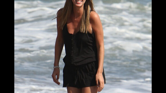 Nicky Hilton : à la plage, elle éclipse sa soeur Paris (PHOTOS)