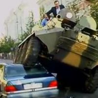 Vilnius : le maire écrase une voiture avec un tank pour le buzz (VIDEO)