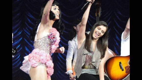 VIDEO - Rebecca Black et Katy Perry : les nouvelles meilleures amies sur scène