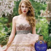 Taylor Swift : en princesse pour la publicité de son parfum (VIDEO)