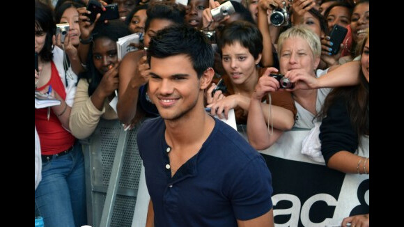 PHOTOS EXCLU : Taylor Lautner dévoile son Identité Secrète sur les Champs-Elysées