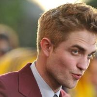 Robert Pattinson offre un survet' fluo à Reese Witherspoon
