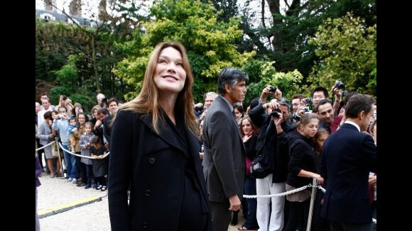 Carla Bruni maman : quelqu'un m'a dit qu'elle était cool pour la naissance de Giulia