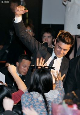 Zac Efron Au Japon Pour Happy New Year Il Est Toujours Aussi Beau Photos Purebreak