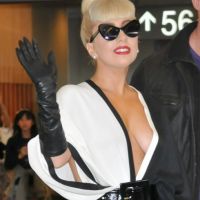 Lady Gaga : sublime et décolletée pour son départ de Tokyo (PHOTOS)