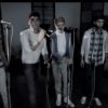 Les One Direction interprètant leur titre "One Thing" en version acoustique