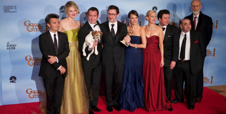 Toute l&#039;équipe du film The Artist sur le tapis rouge des Golden Globes 2012.