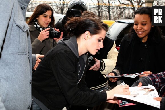 Kristen Stewart signe des autographes pour ses fans