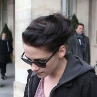 Kristen Stewart à Paris : sa virée shopping avenue Montaigne (PHOTOS)