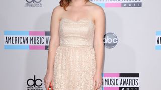 Evil Dead : Lily Collins laisse sa place à une jolie rousse dans le remake !