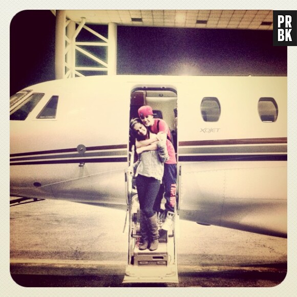 Justin et Selena sont dans un avion