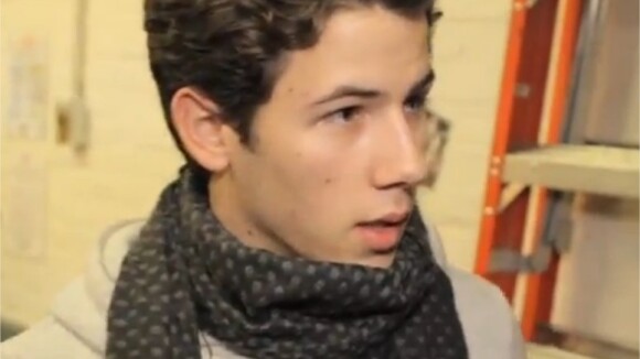 Nick Jonas vous invite dans sa loge ! Difficile de refuser ... (VIDEO)