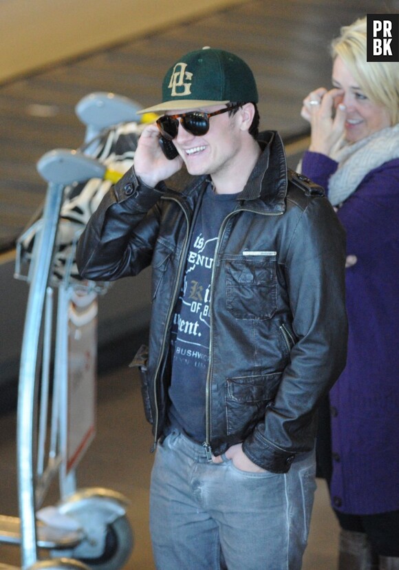 Josh Hutcherson, happy à l'aéroport de Roissy