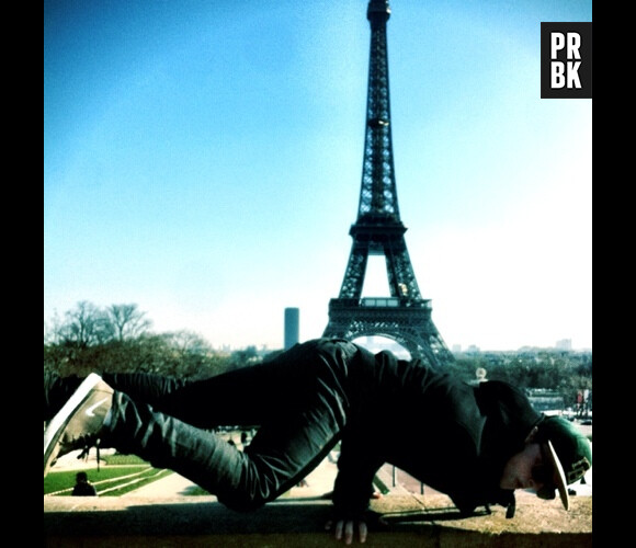 Josh Hutcherson pose devant la Tour Eiffel
