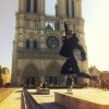 Josh Hutcherson en mode fou fou devant Notre Dame