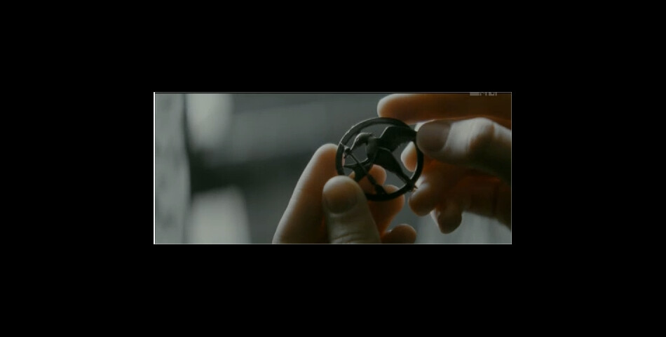 Le logo d&#039;Hunger Games dans le clip Safe &amp;amp; Sound