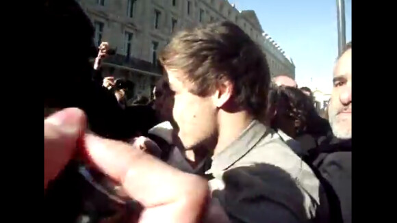 One Direction agressé par leurs fans à la Gare Du Nord ! Alors choqués ou pas ? (VIDEO)
