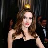 Angelina Jolie, avec sa fameuse jambe droite sur le tapis rouge