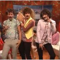 One Direction : ils osent la moustache ! (VIDEOS)