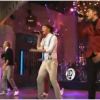 Les One Direction chantent What Makes You Beautiful sur le plateau de SNL