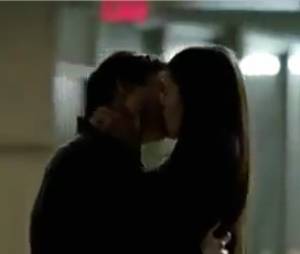 Elena et Damon s'embrassent dans l'épisode 19 de la saison 3 de Vampire Diaries
