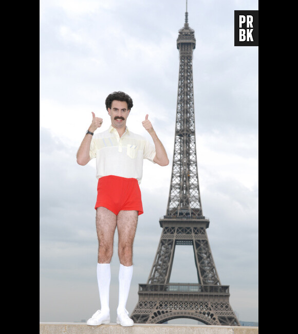 Borat, toujours aussi classe devant la Tour Eiffel !