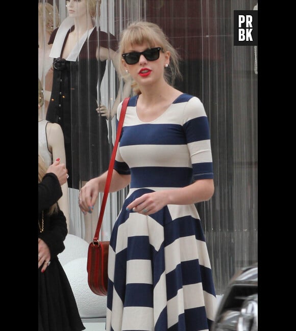 Taylor Swift, bimbo aux faux seins ?