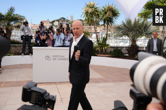 Bruce Willis sort son téléphone au Festival de Cannes