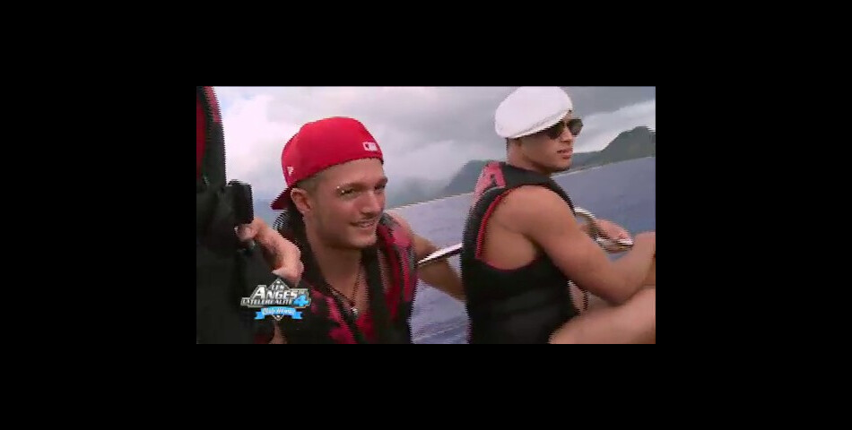 Anthony et Mohammed rient jaune après le plongeon d&#039;Amélie qui a fait fuir tous les dauphins...