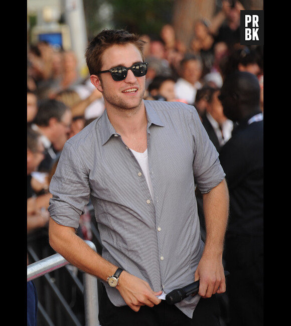 Robert Pattinson joue les playboy au Festival de Cannes