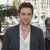 Robert Pattinson prend la pause pour le photocall de Cosmopolis