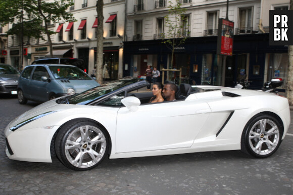 Kim Kardashian et Kanye West, pas franchement discrets dans les rues de Paris