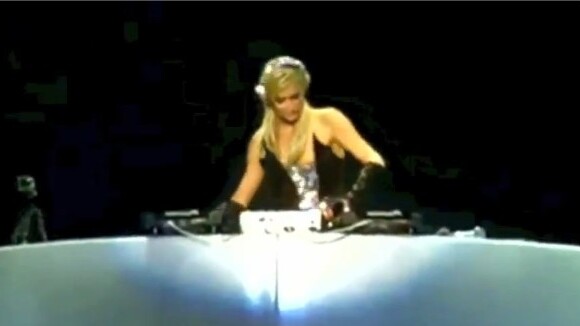 Paris Hilton joue les DJ et se tape la honte, fail ! (VIDEO)
