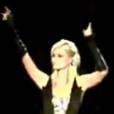 Paris Hilton agite les bras comme David Guetta