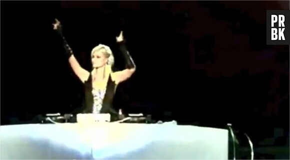 Paris Hilton agite les bras comme David Guetta